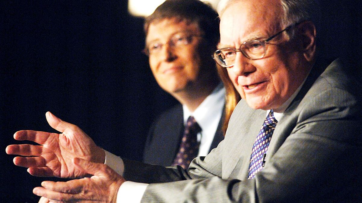 Miliardář Buffett investuje do farmacie. Zbavil se naopak akcií Applu